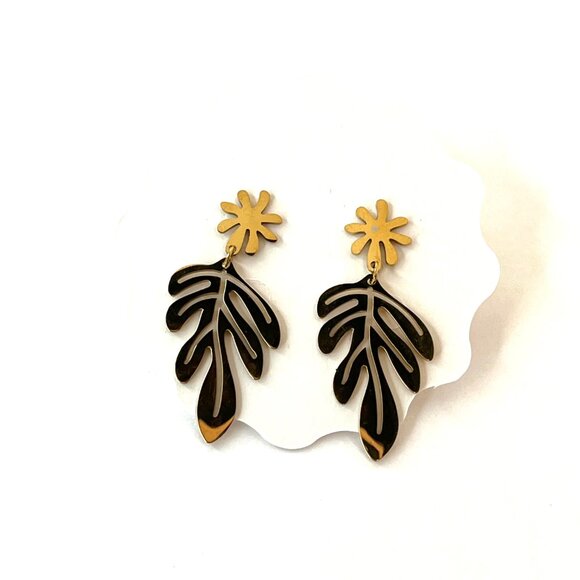 Gold Leaf Dangle Earrings Tropical Vacation Office Modern NWT - Picture 2 of 6
